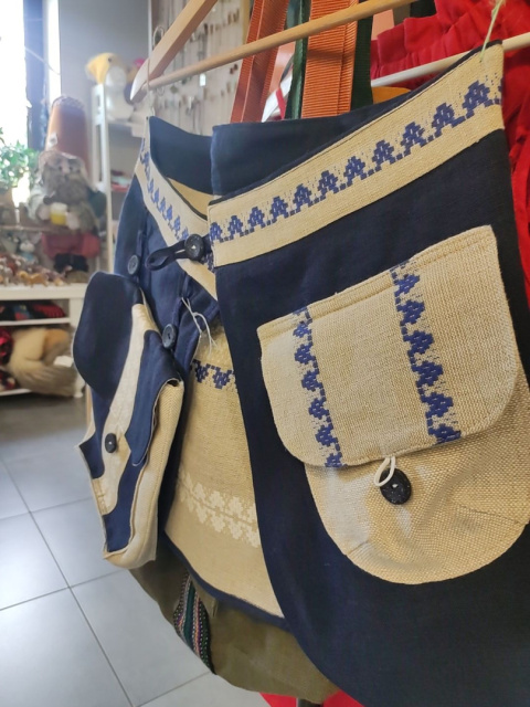 Nadupnik - przepaska z kieszeniami z haftem 100% len Nadupnik - przepaska z kieszeniami z haftem 100% len