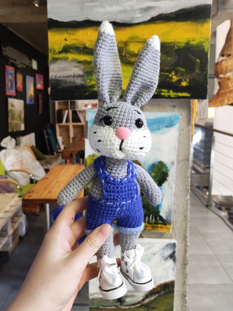 Królik w niebieskich ogrodniczkach bawełniana maskotka