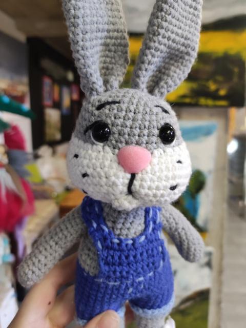 Królik w niebieskich ogrodniczkach bawełniana maskotka