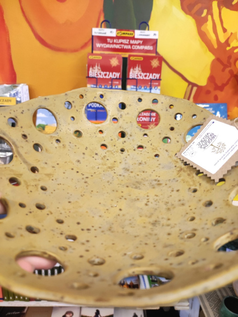 Miska ceramiczna beżowa z dziurami Miska ceramiczna beżowa z dziurami