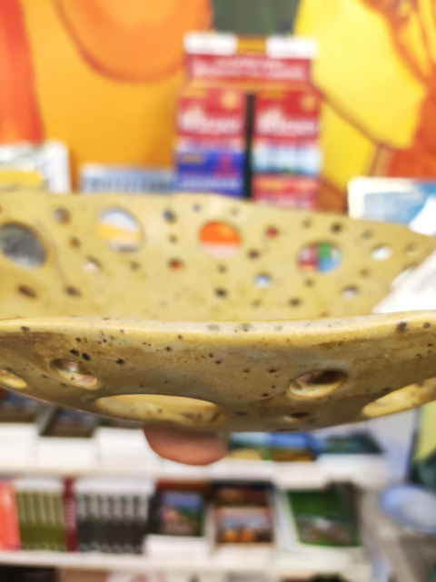 Miska ceramiczna beżowa z dziurami Miska ceramiczna beżowa z dziurami