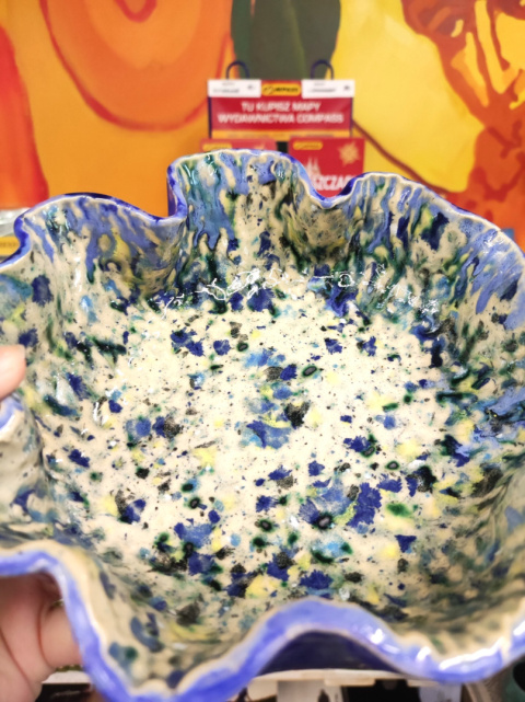 Miska ceramiczna w łatki z niebieskimi falowanymi bokami Miska ceramiczna w łatki z niebieskimi falowanymi bokami