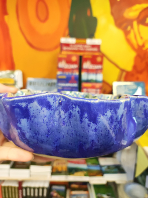 Miska ceramiczna w łatki z niebieskimi falowanymi bokami Miska ceramiczna w łatki z niebieskimi falowanymi bokami