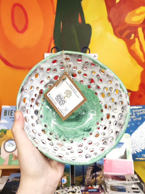 Miska ceramiczna miętowo-biała z dziurami Miska ceramiczna miętowo-biała z dziurami