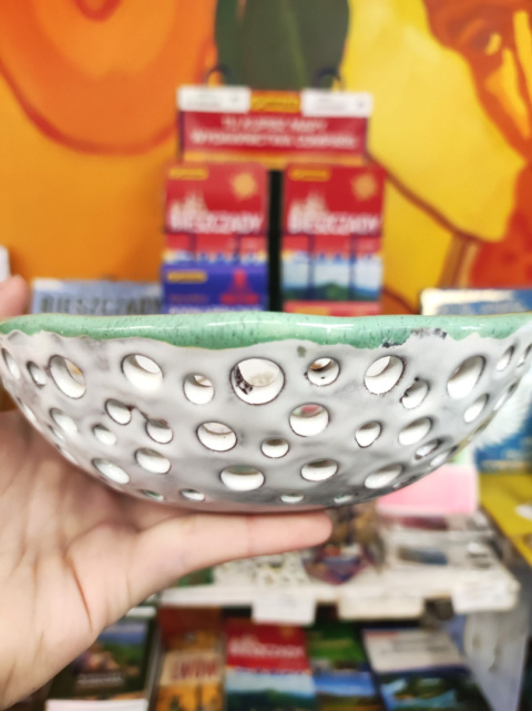 Miska ceramiczna miętowo-biała z dziurami Miska ceramiczna miętowo-biała z dziurami