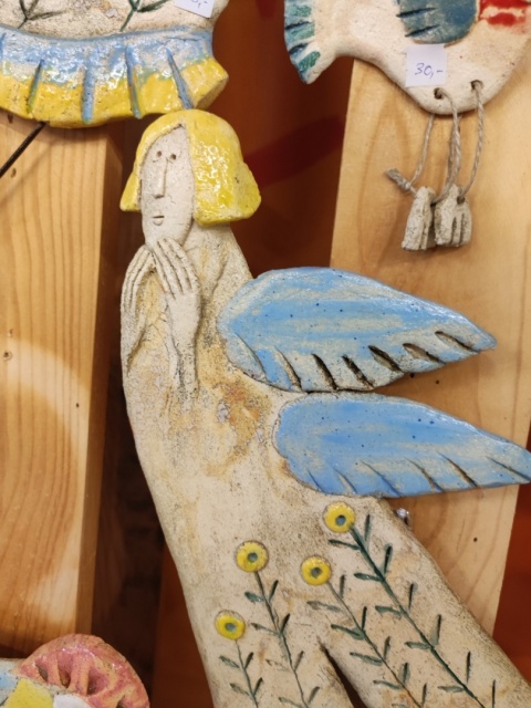 Anioł ceramiczny z drucianymi nogami