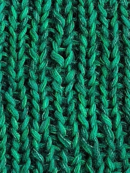 Czapka długa ręcznie robiona na drutach ciemnozielona