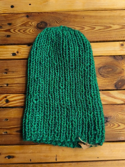 Czapka długa ręcznie robiona na drutach ciemnozielona