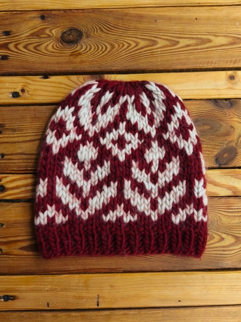 Czapka dwukolorowa ze wzorem biało-bordowa 100% Wełna Owcza