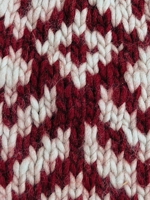 Czapka dwukolorowa ze wzorem biało-bordowa 100% Wełna Owcza