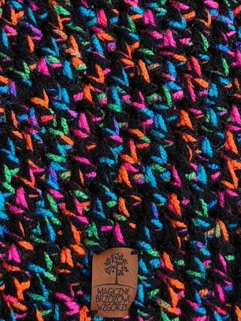 Czapka ręcznie dziergana kolorowa z czernią
