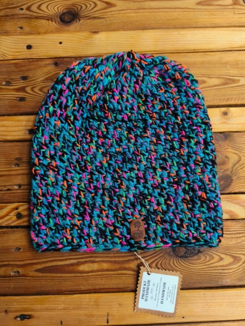 Czapka ręcznie dziergana czarno-kolorowa z turkusem