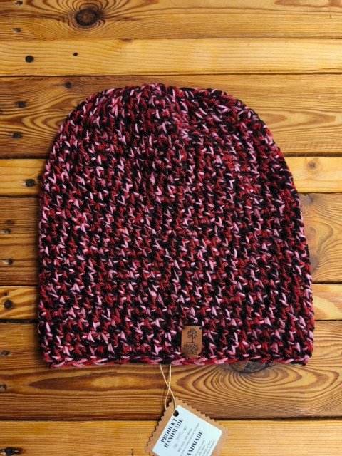 Czapka ręcznie dziergana odcienie różu i czerwieni z czernią