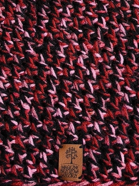 Czapka ręcznie dziergana odcienie różu i czerwieni z czernią