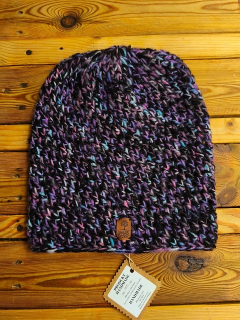 Czapka ręcznie dziergana odcienie różu i fioletu z czernią