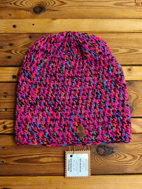 Czapka ręcznie dziergana róż