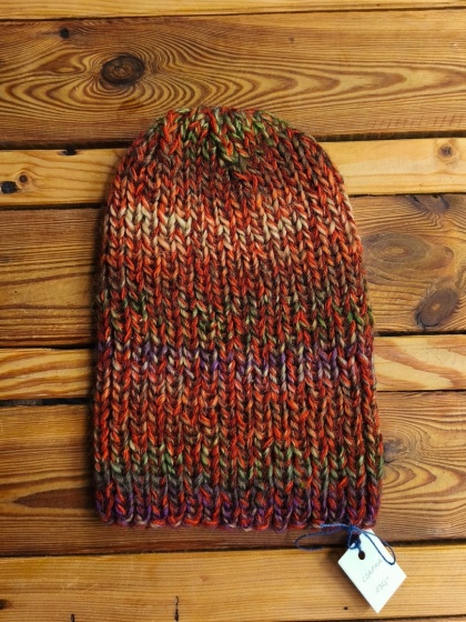 Czapka ręcznie robiona na drutach w jesiennych kolorach