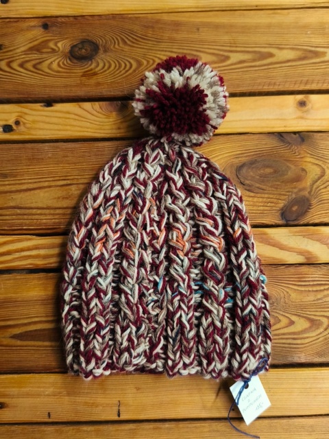 Czapka z pomponem ręcznie robiona na drutach bordowo-biała Czapka z pomponem ręcznie robiona na drutach bordowo-biała