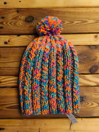Czapka z pomponem ręcznie robiona na drutach pomarańczowa z niebieskim