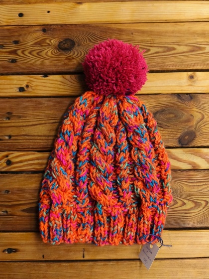 Czapka z pomponem ręcznie robiona na drutach pomarańczowa