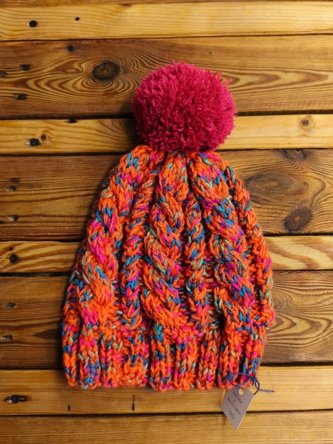Czapka z pomponem ręcznie robiona na drutach pomarańczowa