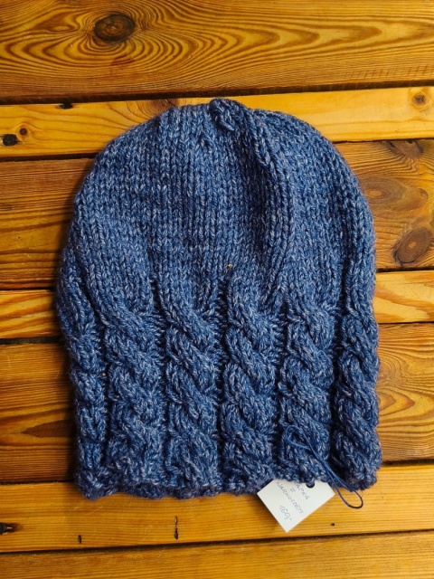 Czapka z warkoczem ręcznie robiona na drutach ciemnoniebieska