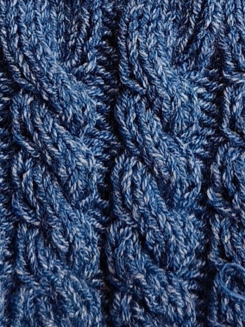 Czapka z warkoczem ręcznie robiona na drutach ciemnoniebieska