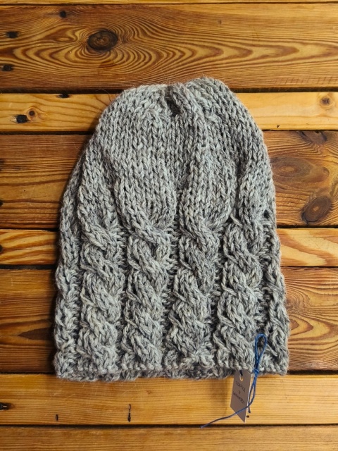 Czapka z warkoczem ręcznie robiona na drutach jasnoszara