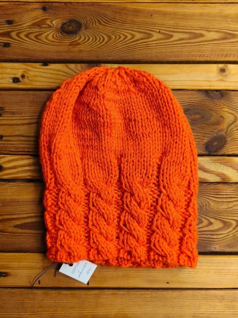 Czapka z warkoczem ręcznie robiona na drutach pomarańczowa
