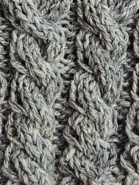 Czapka z warkoczem ręcznie robiona na drutach jasnoszara