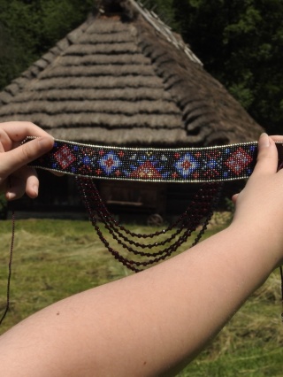 Dwuczęściowa czarna sylianka z elementami haftu bojkowskiego