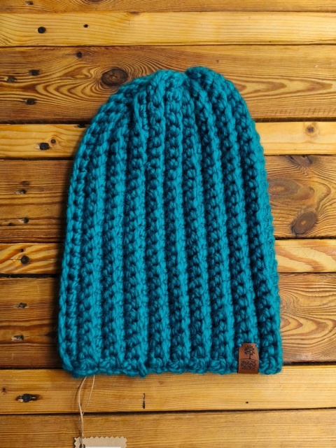Gruba czapka ręcznie robiona na drutach turkusowa