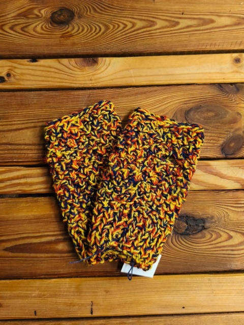 Mitenki ręcznie robione na drutach czarno-czerwono-żółte