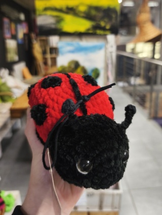 Pluszowa biedronka maskotka robiona ręcznie na szydełku